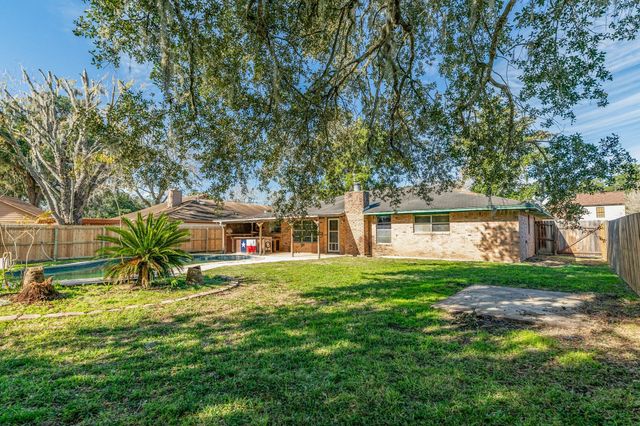 267 Wentworth Drive, West Columbia, TX 77486