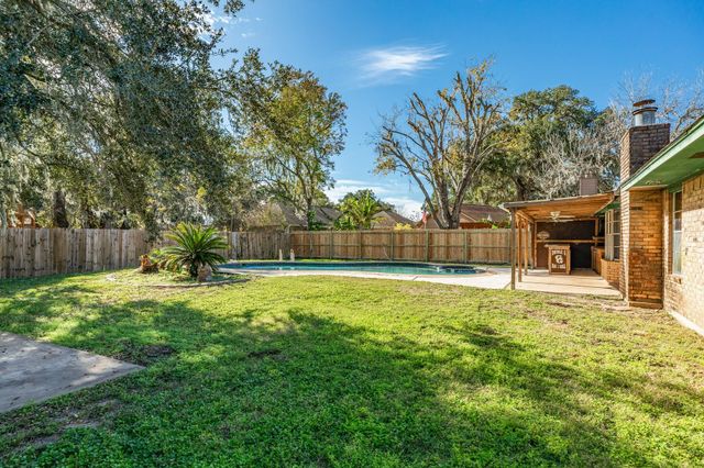 267 Wentworth Drive, West Columbia, TX 77486