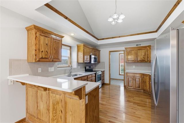 21406 Red Oak Lane, Peculiar, MO 64078