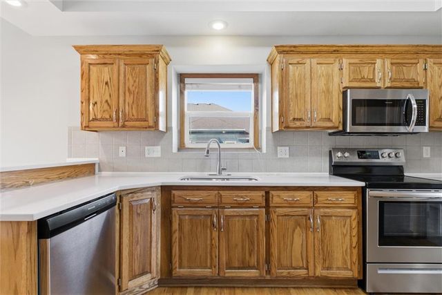 21406 Red Oak Lane, Peculiar, MO 64078