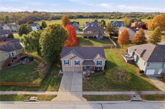 21406 Red Oak Lane, Peculiar, MO 64078