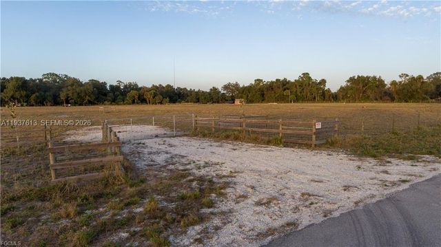 894 Cemetery Rd, La Belle, FL 33935