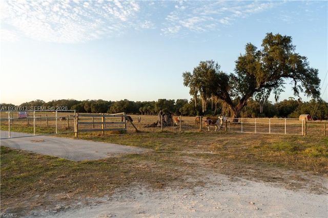 894 Cemetery Rd, La Belle, FL 33935