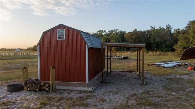 894 Cemetery Rd, La Belle, FL 33935