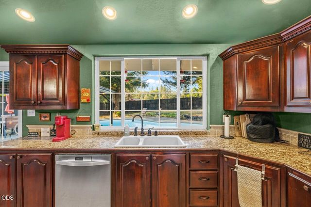 255 Queens Branch Road, Rogue River, OR 97537