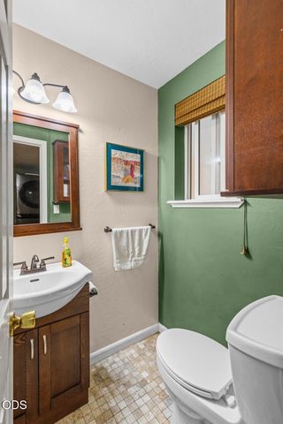 255 Queens Branch Road, Rogue River, OR 97537