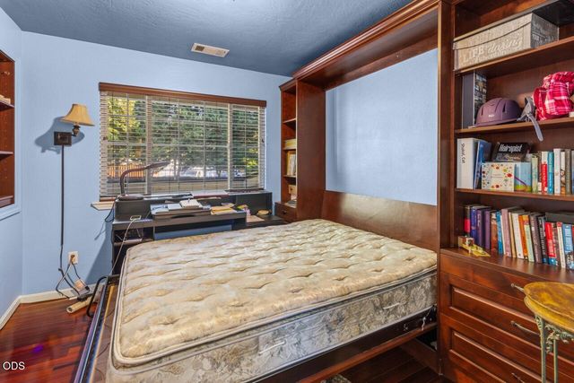 255 Queens Branch Road, Rogue River, OR 97537