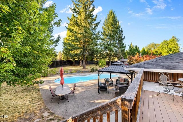 255 Queens Branch Road, Rogue River, OR 97537