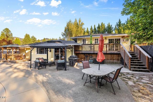 255 Queens Branch Road, Rogue River, OR 97537