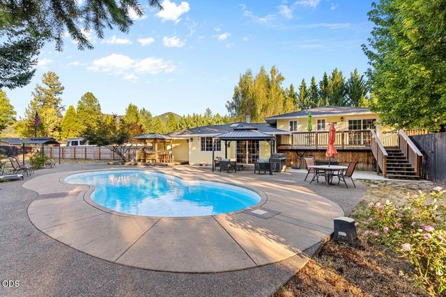 255 Queens Branch Road, Rogue River, OR 97537