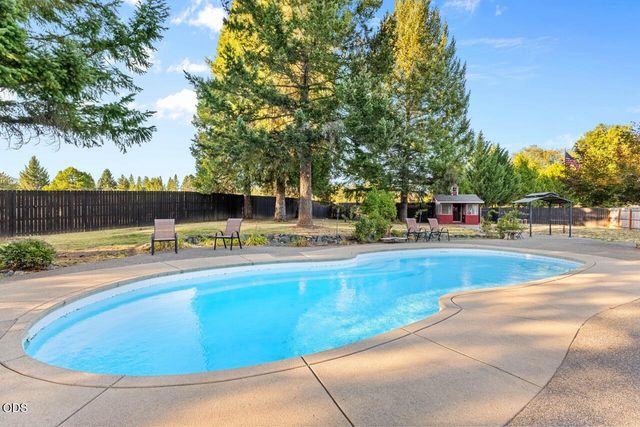 255 Queens Branch Road, Rogue River, OR 97537