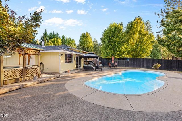 255 Queens Branch Road, Rogue River, OR 97537