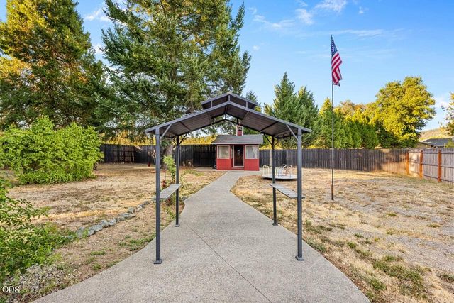 255 Queens Branch Road, Rogue River, OR 97537