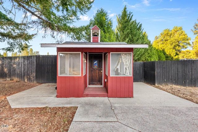 255 Queens Branch Road, Rogue River, OR 97537