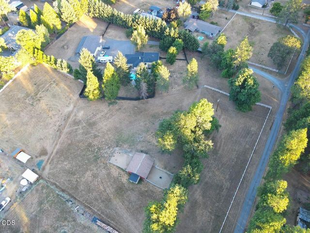 255 Queens Branch Road, Rogue River, OR 97537
