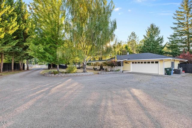 255 Queens Branch Road, Rogue River, OR 97537