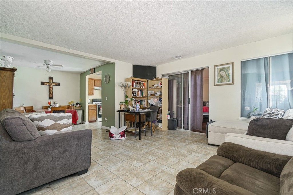 Image 7 of property listing at 16171 Winterwood, Fontana, CA 92335