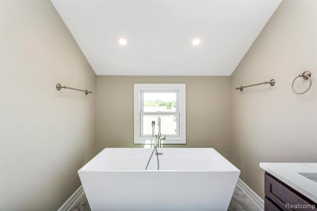 16665 Kings Fairway Lane, Grand Blanc, MI 48439