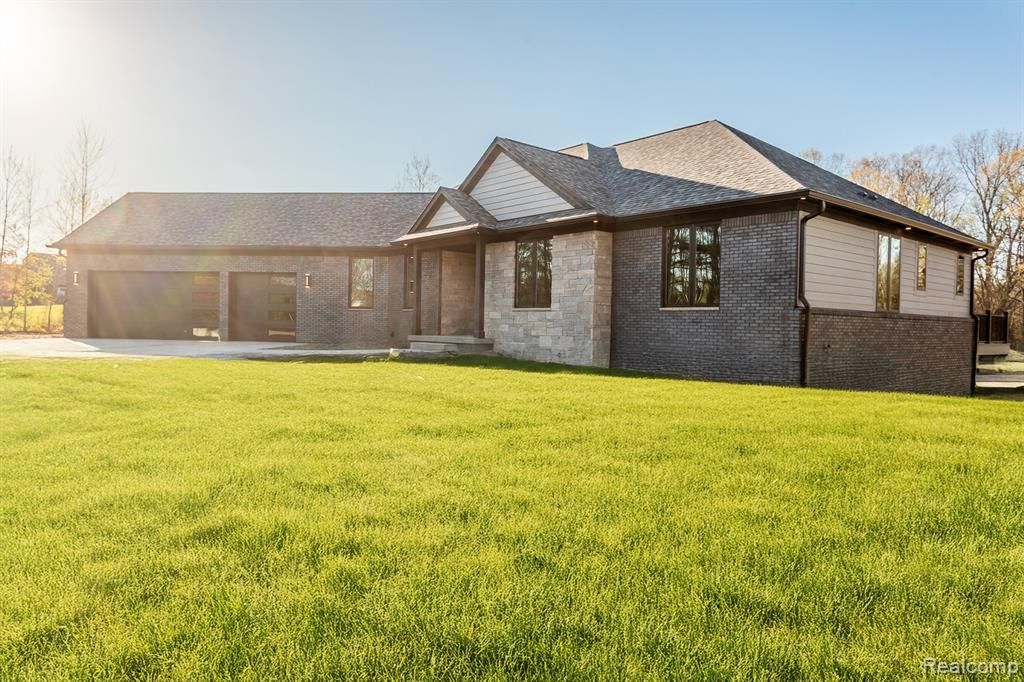 16665 Kings Fairway Lane, Grand Blanc, MI 48439