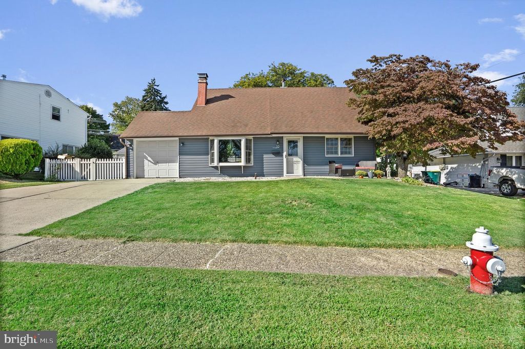 10 THISTLE RD, Levittown, PA 19056