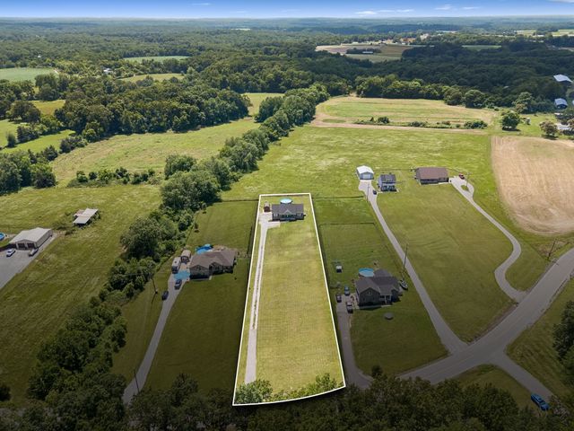 583 New Deal Potts Rd, Cottontown, TN 37048