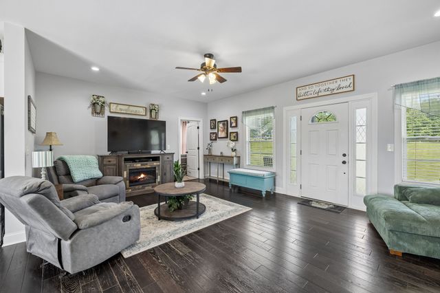583 New Deal Potts Rd, Cottontown, TN 37048