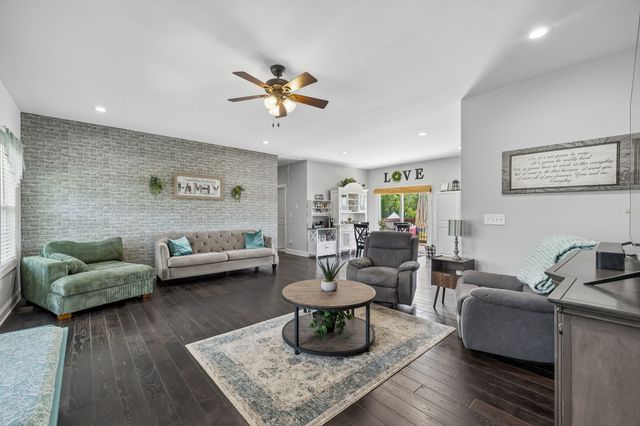 583 New Deal Potts Rd, Cottontown, TN 37048