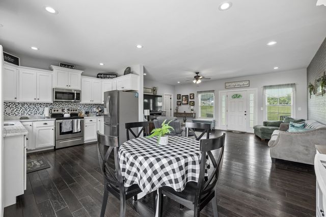 583 New Deal Potts Rd, Cottontown, TN 37048