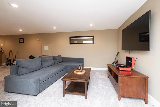 2015 DUTTON MILL RD, Aston, PA 19014