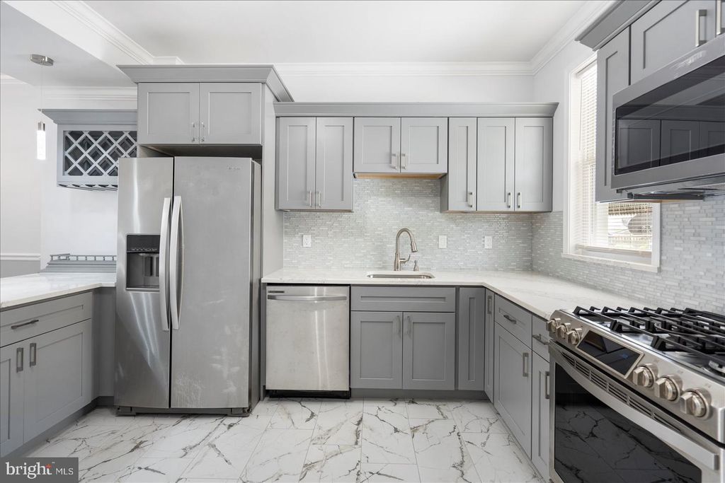 Image 10 of property listing at 226 N ELLWOOD AVE, Baltimore, MD 21224