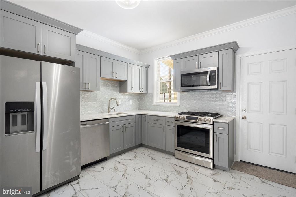 Image 11 of property listing at 226 N ELLWOOD AVE, Baltimore, MD 21224