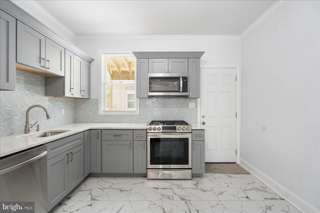 Image 12 of property listing at 226 N ELLWOOD AVE, Baltimore, MD 21224