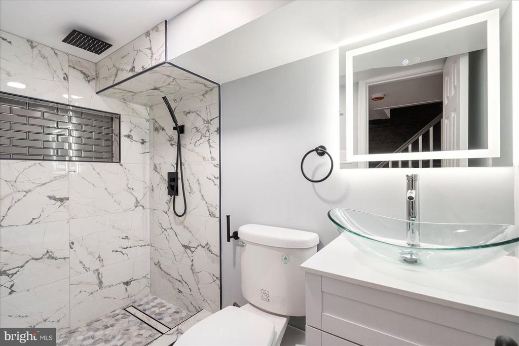 Image 21 of property listing at 226 N ELLWOOD AVE, Baltimore, MD 21224