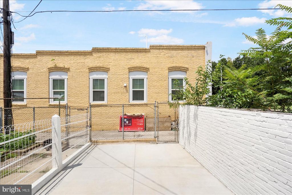 Image 27 of property listing at 226 N ELLWOOD AVE, Baltimore, MD 21224