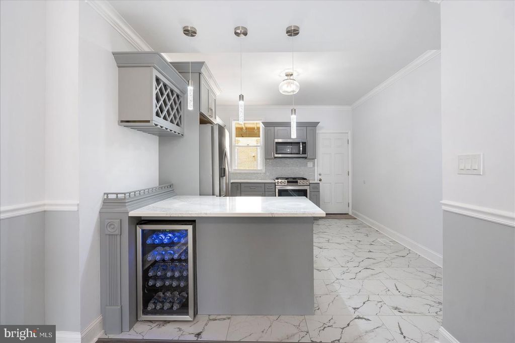 Image 6 of property listing at 226 N ELLWOOD AVE, Baltimore, MD 21224