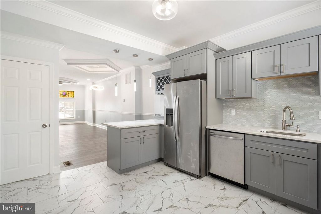 Image 9 of property listing at 226 N ELLWOOD AVE, Baltimore, MD 21224