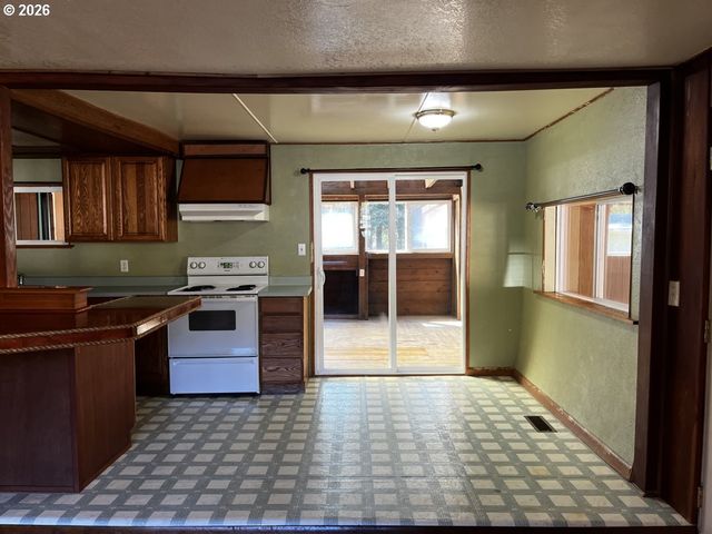 85122 Cedar Dr, Florence, OR 97439