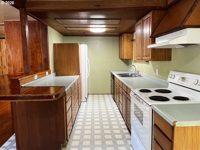 85122 Cedar Dr, Florence, OR 97439