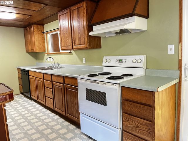 85122 Cedar Dr, Florence, OR 97439