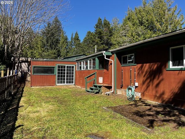 85122 Cedar Dr, Florence, OR 97439