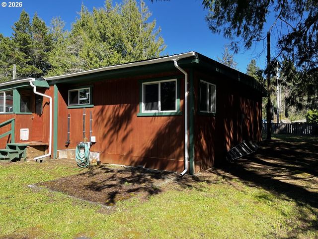 85122 Cedar Dr, Florence, OR 97439