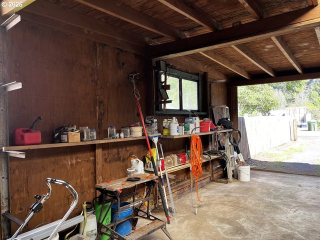 85122 Cedar Dr, Florence, OR 97439