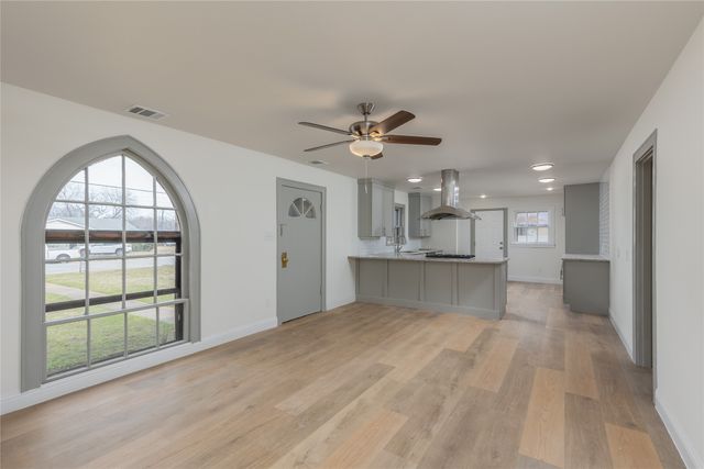 833 W Live Oak Street, Jacksboro, TX 76458