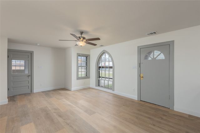 833 W Live Oak Street, Jacksboro, TX 76458