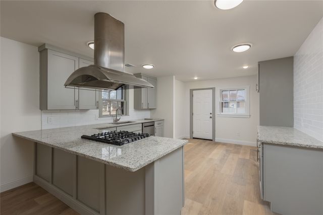 833 W Live Oak Street, Jacksboro, TX 76458