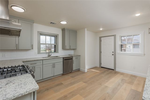 833 W Live Oak Street, Jacksboro, TX 76458