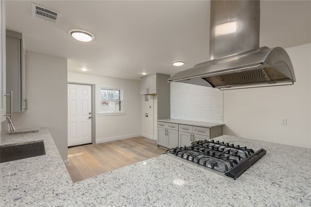 833 W Live Oak Street, Jacksboro, TX 76458