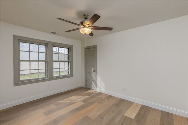 833 W Live Oak Street, Jacksboro, TX 76458