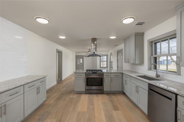 833 W Live Oak Street, Jacksboro, TX 76458