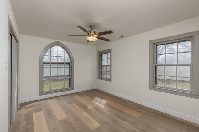 833 W Live Oak Street, Jacksboro, TX 76458